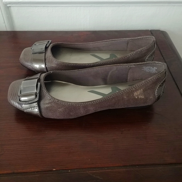 Anne Klein Womens Snakeskin Buckle Flats Brown Size 6M - Picture 2 of 7